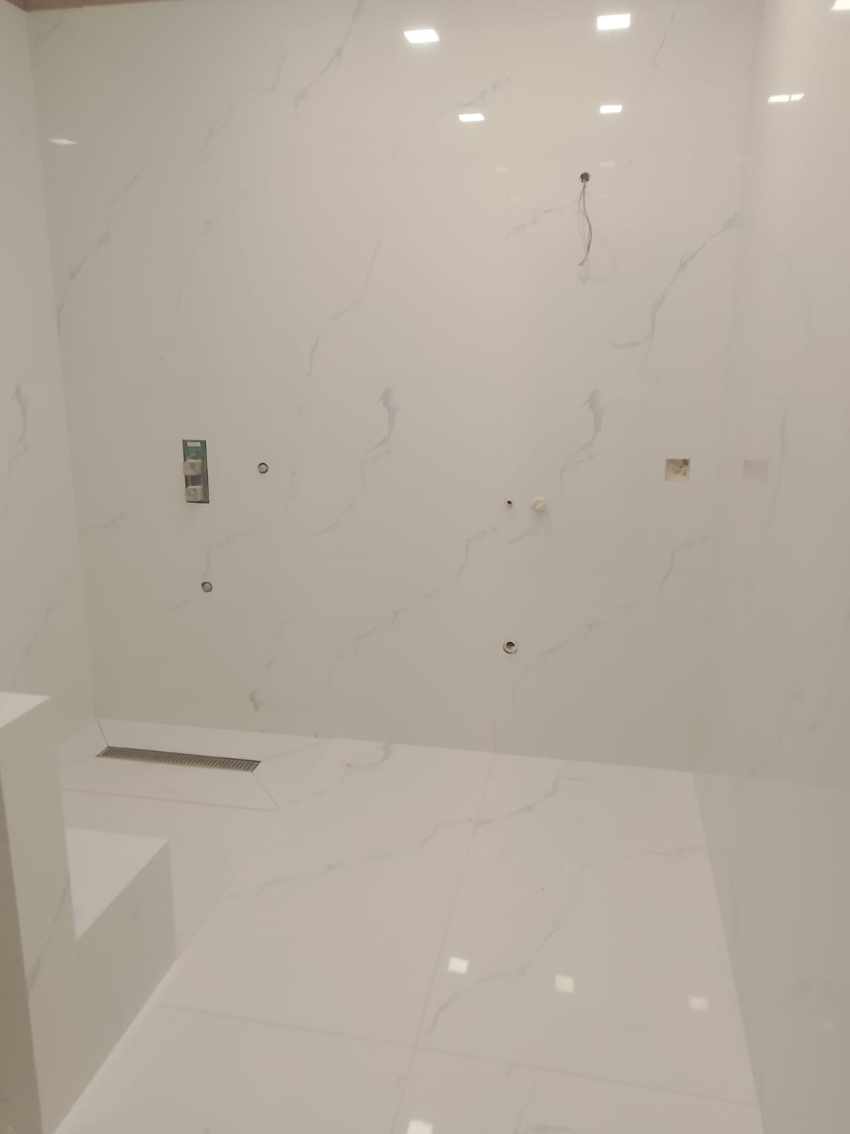 Clifton Penthouse Spa Suite & Niche Feature Wall
